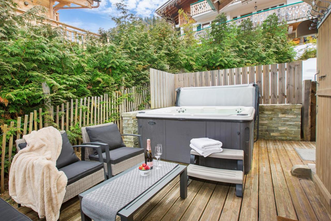 Chalet Muguet Gauche With Hot Tub Sleeps 10 Central Morzine Exteriör bild