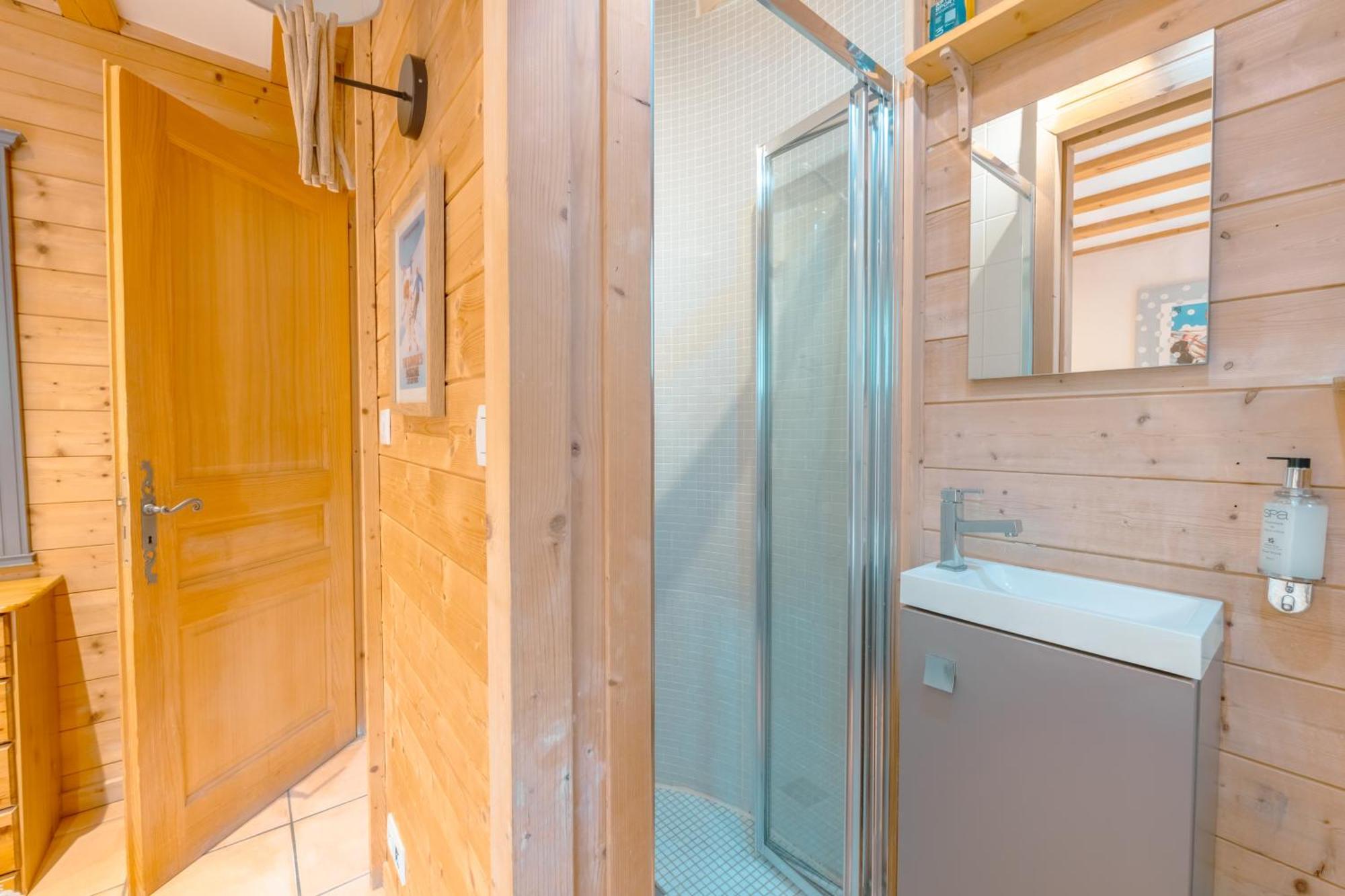 Chalet Muguet Gauche With Hot Tub Sleeps 10 Central Morzine Exteriör bild
