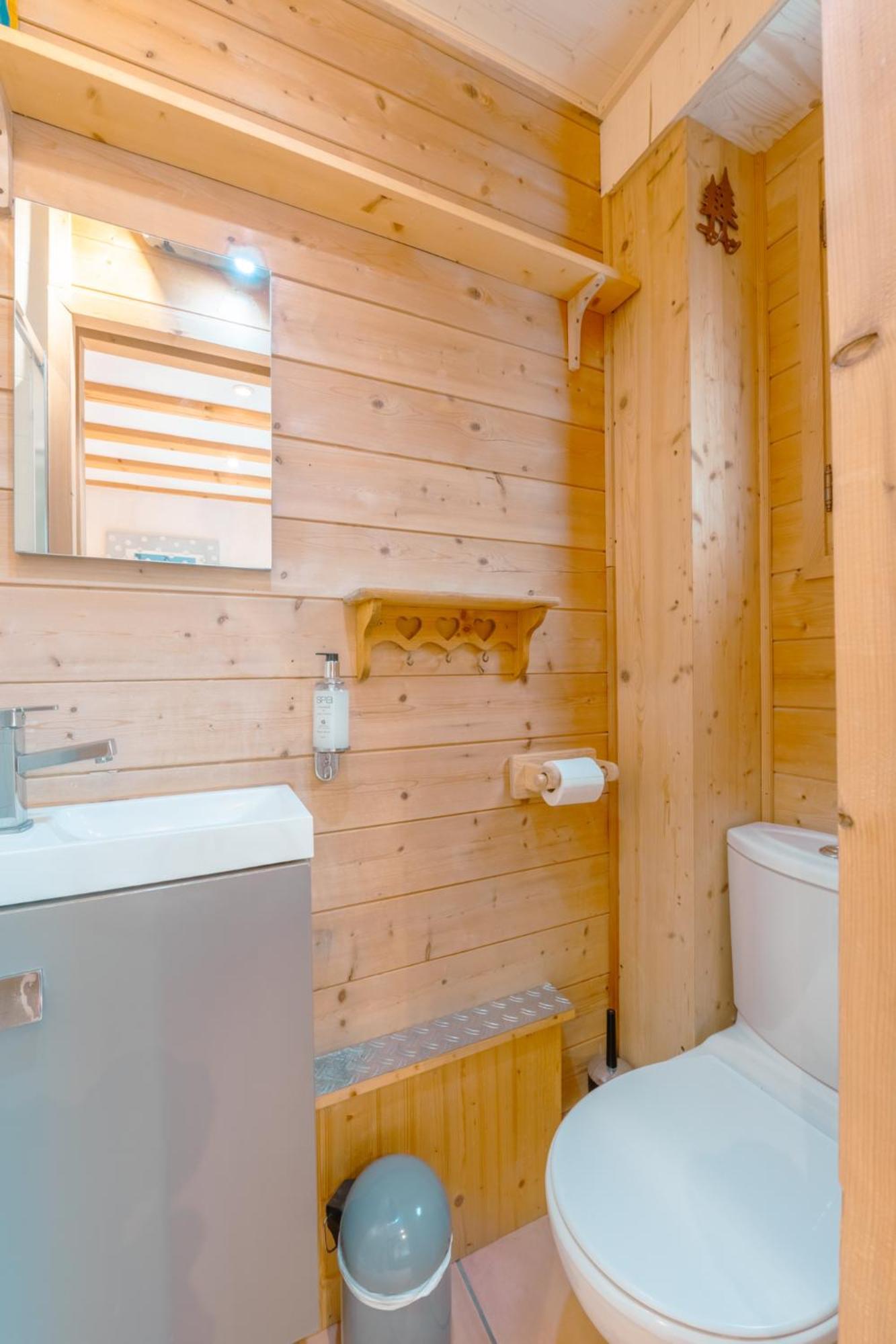 Chalet Muguet Gauche With Hot Tub Sleeps 10 Central Morzine Exteriör bild